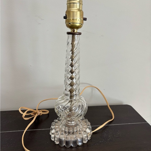 Elegant Vintage Brass and Swirl Clear Glass Table Lamp - Picture 1 of 8